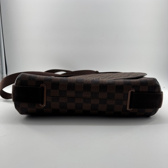 Louis Vuitton Damier Graphite Messenger Bag - Picture 4 of 16